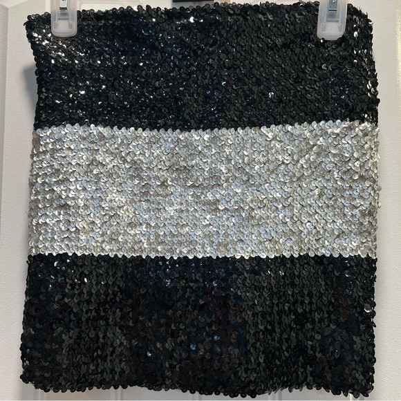 Forever 21 Spandex Black and Silver Sequined Mini Skirt. Size Small. - Picture 3 of 6